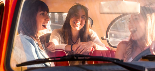 jóvenes hablando divertidas en el coche