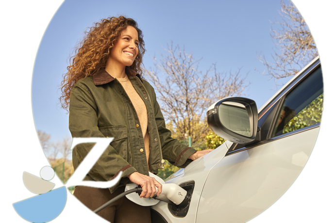 Laura Madrueño sonriente cargando coche eléctrico