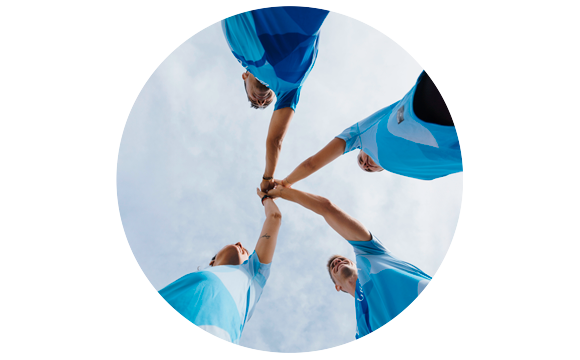 equipo de runners chocando las manos