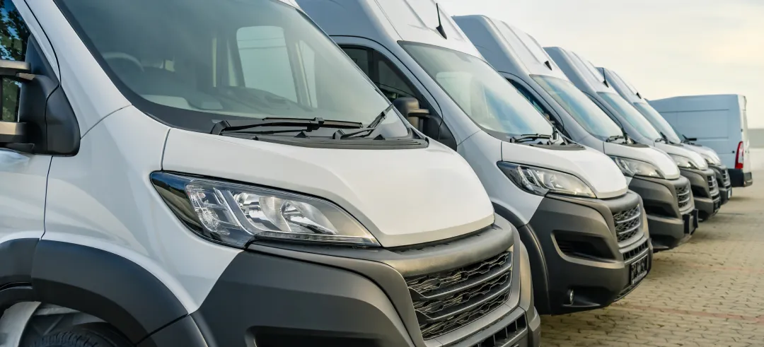 Diferentes derivados de turismo aparcados