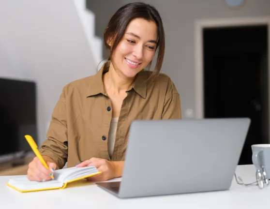 Mujer gestionando su declaración de la renta
