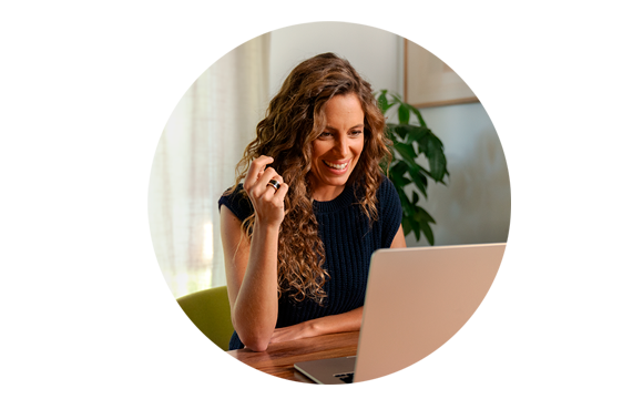 chica sonriente mirando ordenador