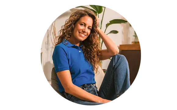 chica feliz sonriendo a cámara